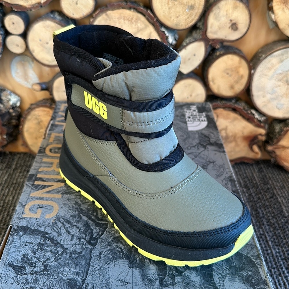 NWT UGG Youth Alpenglow boot